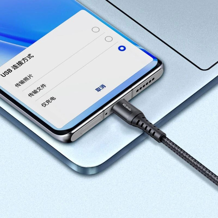 نمای نزدیک کانکتور Micro-USB کابل CA-228۱