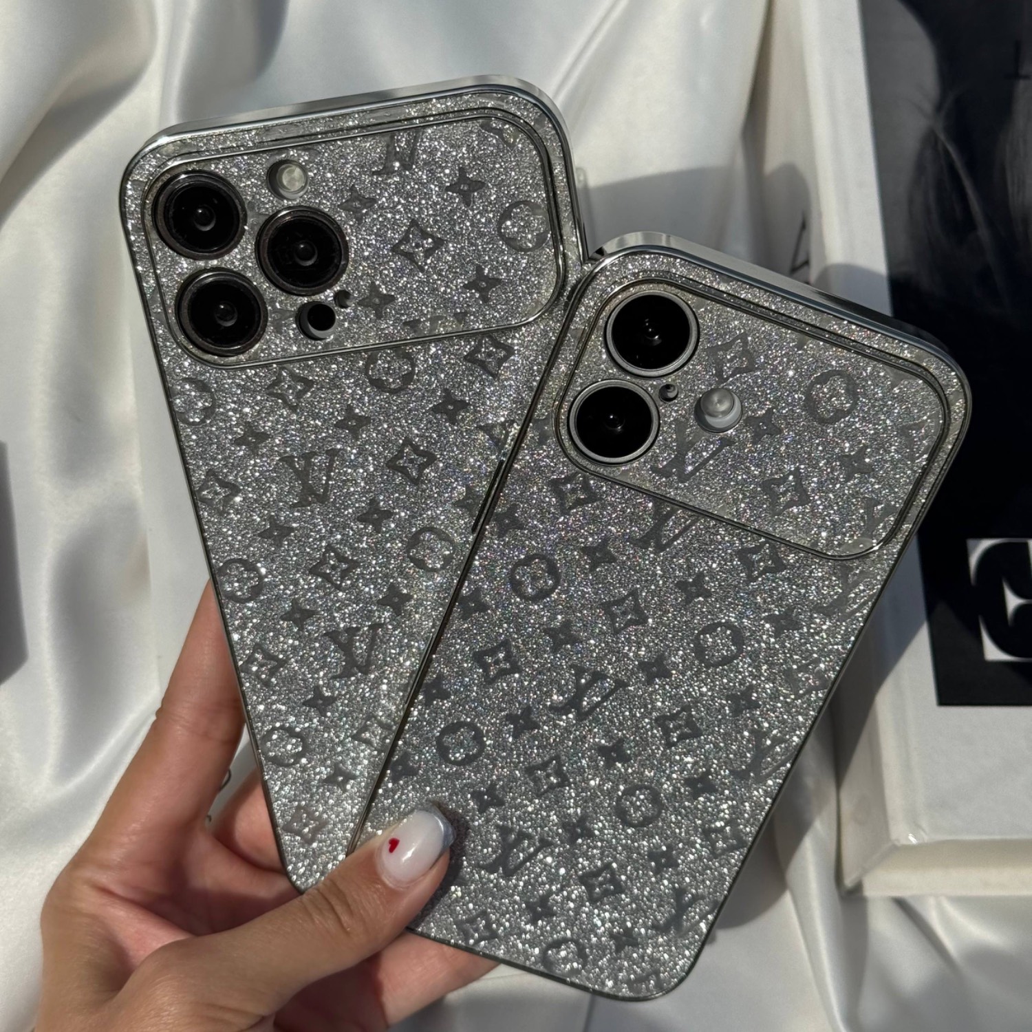 قاب گوشی آیفون LV اکلیلی نقره ای